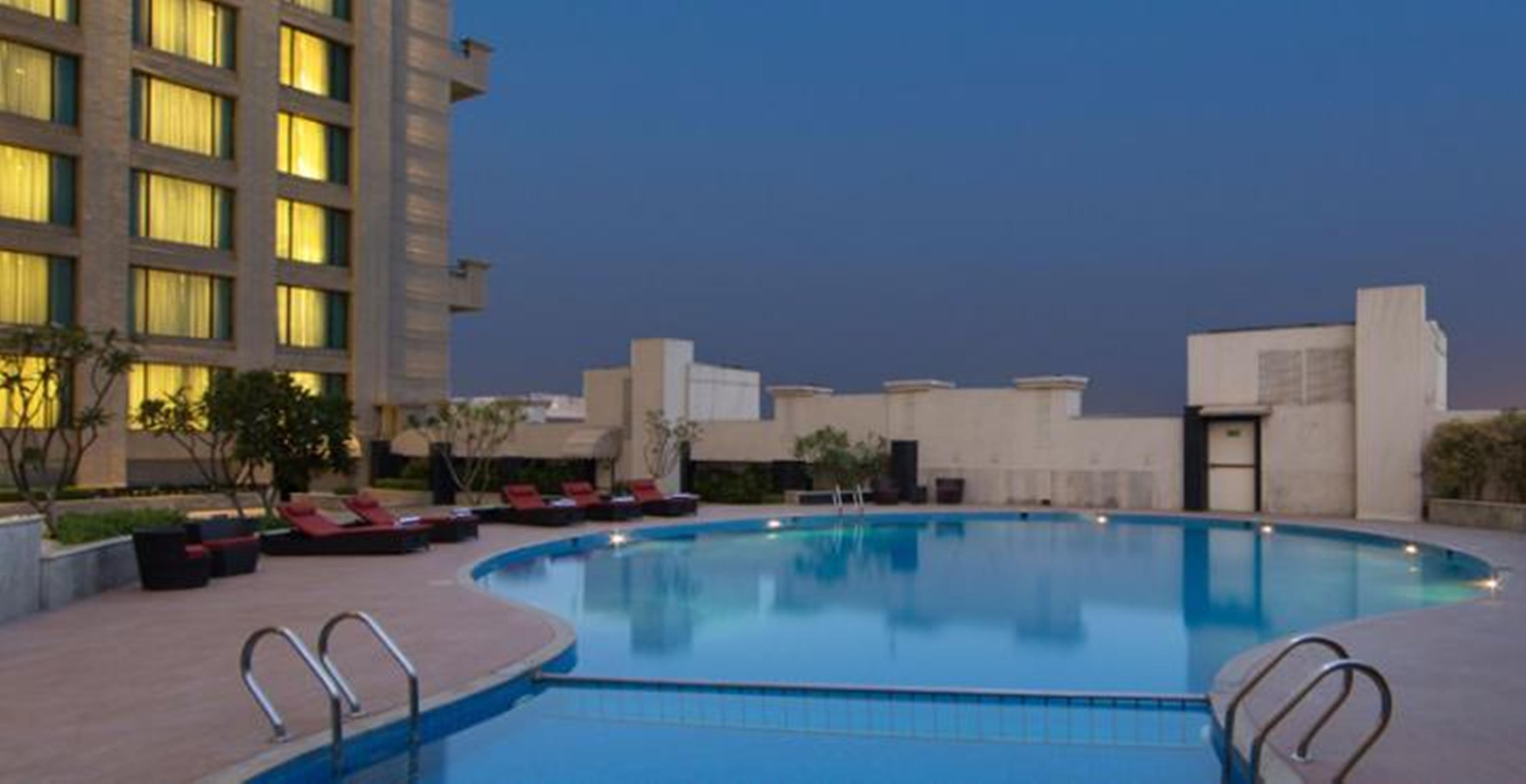 Welcomhotel By Itc Hotels, Dwarka, New Delhi Экстерьер фото The swimming pool at the hotel